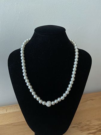 Elegante weisse Perlenkette