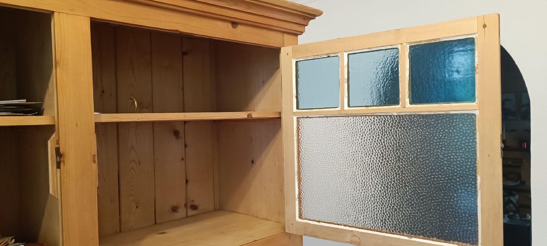 Credenze: Rustikaler Buffetschrank aus massivem Holz mit Glastüren – Usato da Aarburg venduto da mat_66gq 1