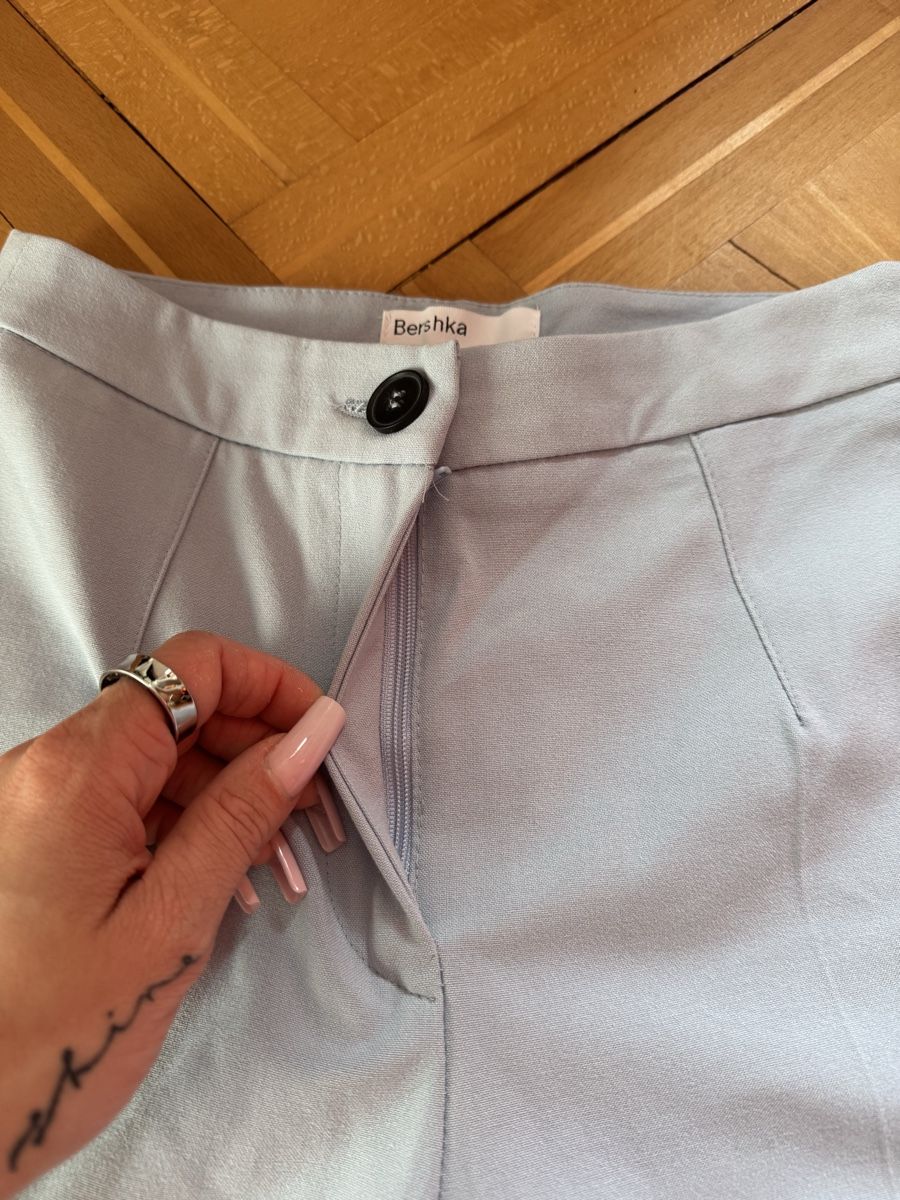 Bershka Pantaloni: Bershka Stoffhose, hellblau, Gr. 36 – Usato da Wittenbach venduto da Apicel 1