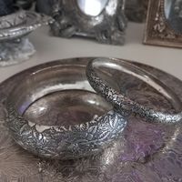 Zwei Silbrige Modeschmuck Armreif / Vintage