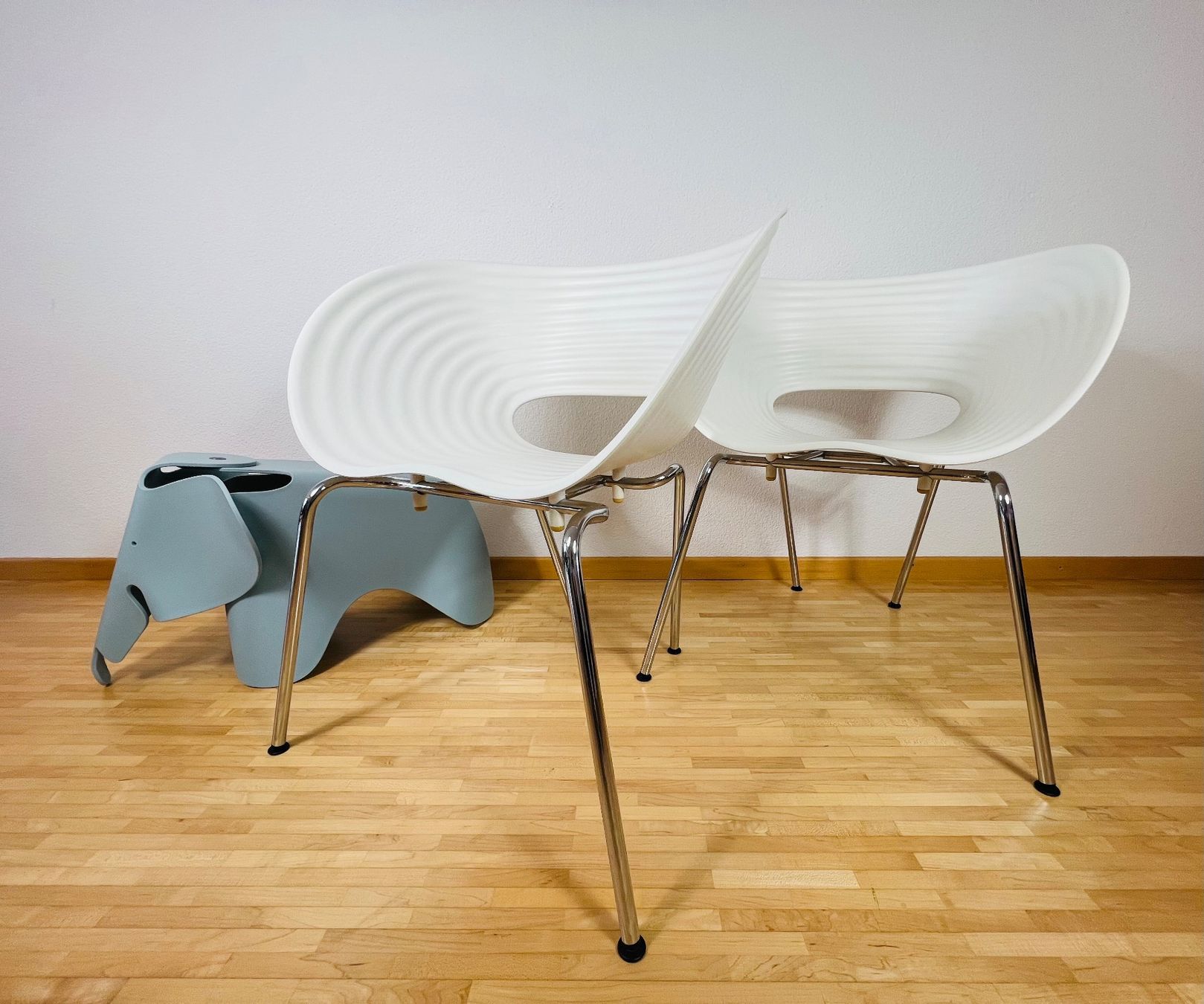 Vitra Stühle: 2 Vitra Tom Vac Stühle von Ron Arad - Weiss – Gebraucht aus Egg b. Zürich von B02_Designklassiker