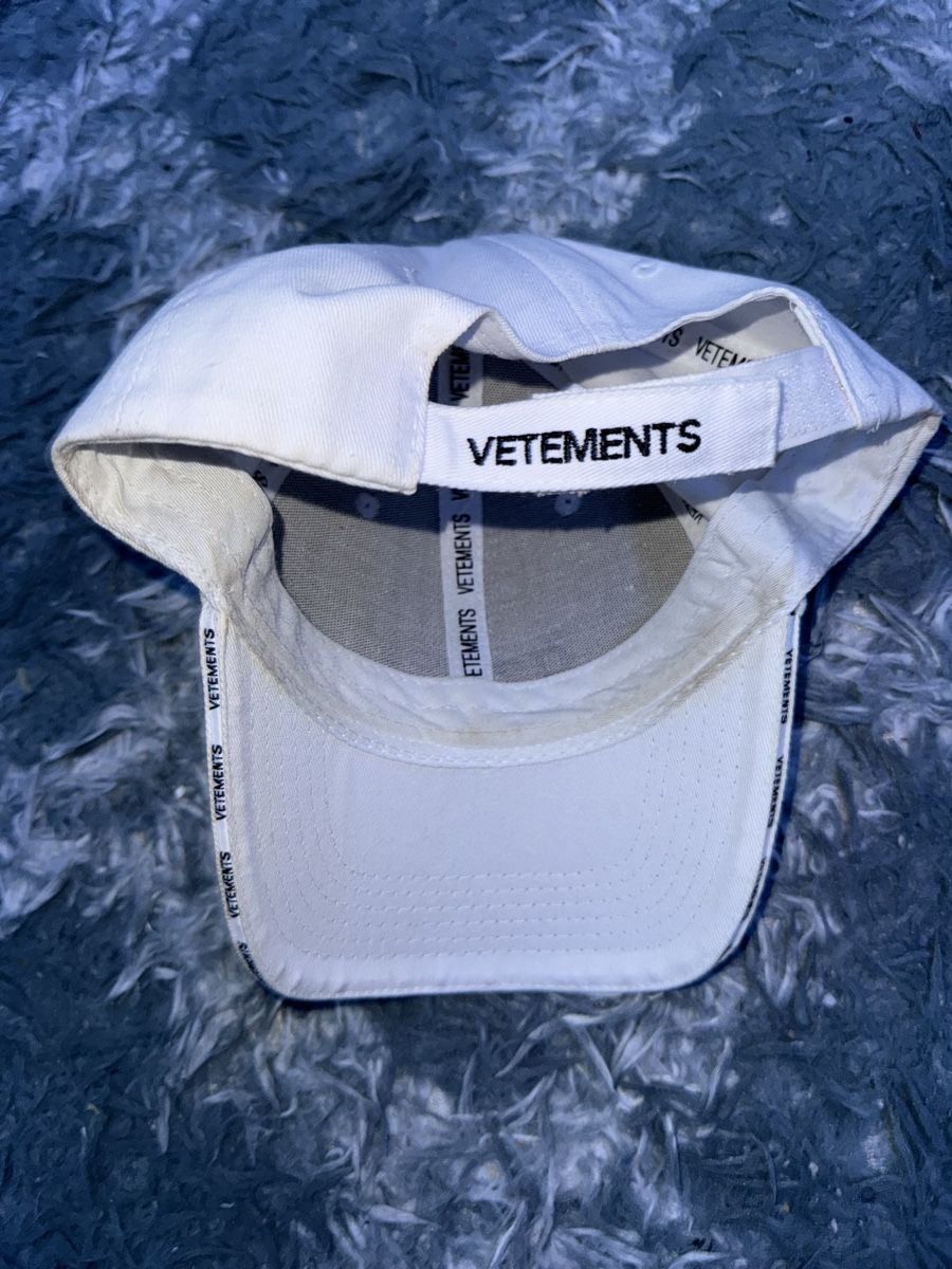Copricapi, berretti & cappellini: VETEMENTS Kappe Weiss – Usato da Dietikon venduto da jagamel 1