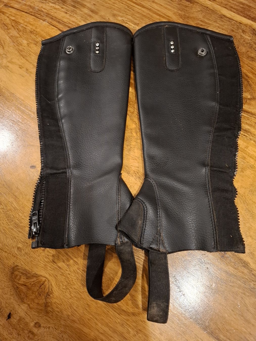 Uniformi: Reitchaps mit Glitzersteinen, Kids M – Usato da St. German venduto da Neuwelt