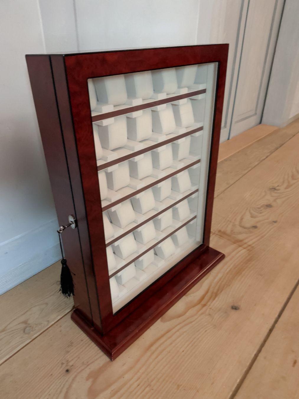 Vetrine: 30er Uhrenbox Vitrine Holz abschliessbar – Usato da Dietfurt venduto da Subforce1853 1