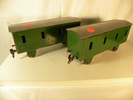 2 schöne antike massive Blecheisenbahnwagen