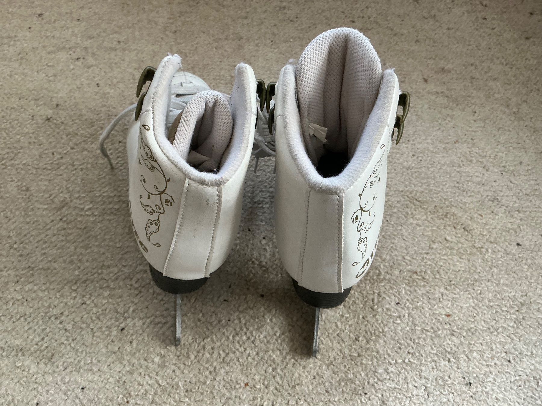 Pattini da ghiaccio: Eislaufschuhe Ktec ,weiss ,gebraucht , Grösse 30 – Usato da Jona venduto da Jancy60 3