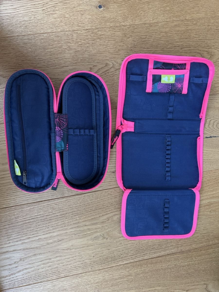 Ergobag Borse & Zaini: ergobag Schulranzen Set mit Etuis dunkelblau pink Blumen – Usato da Aeugst am Albis venduto da Bsaeub 1