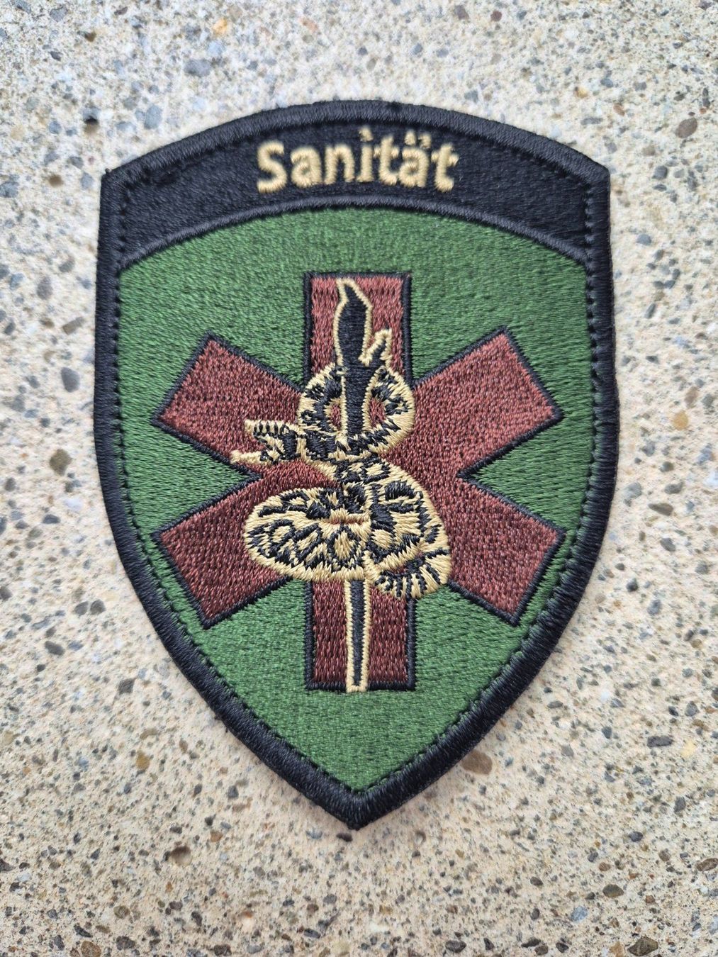 Schweizer Armee Plaketten & Abzeichen: *** Badge Sanität  mit klett *** – Gebraucht aus Riedholz von fr_sIruP