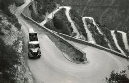 Val d'Anniviers  VS  -  Les lacets de route /  le car posale