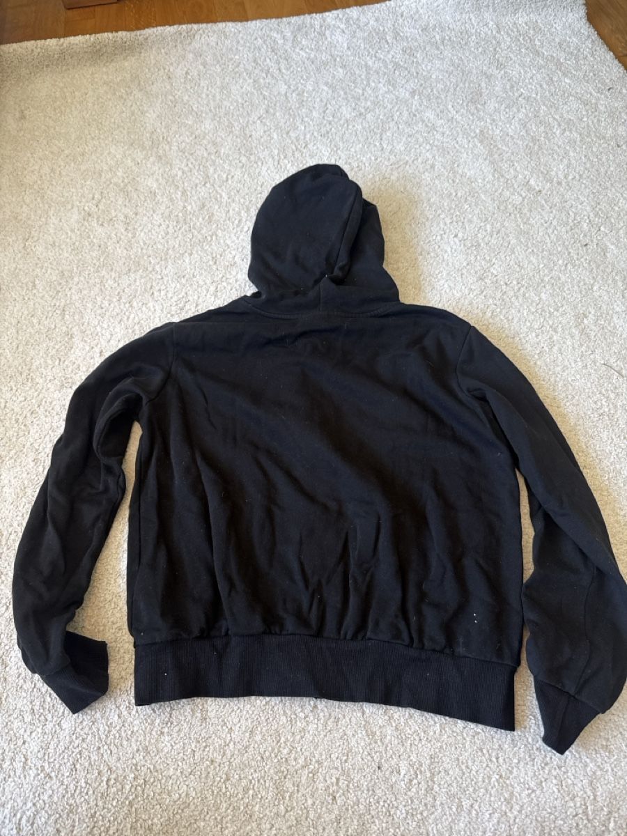 H&M Maglioni & Felpe: Kapuzenjacke schwarz – Usato da St. Niklausen LU venduto da car_2562 1