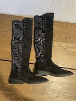 Stiefel schwarz mit Paisley-Muster und Nieten Grösse 39