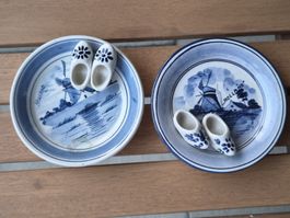 Delft Blauw Set: 2 Wandteller & 2 Paar Mini-Holzschuhe 