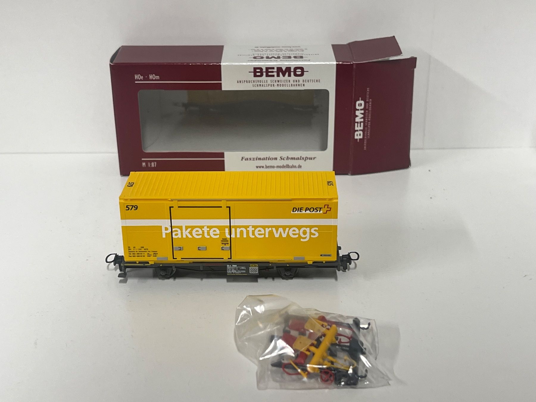 Bemo Modellini di ferrovie: Bemo Rhb  Postcontainer Nr.579 Pakete unterwegs – Nuovo e nell'imballaggio originale da Geroldswil venduto da TopTrain54 1