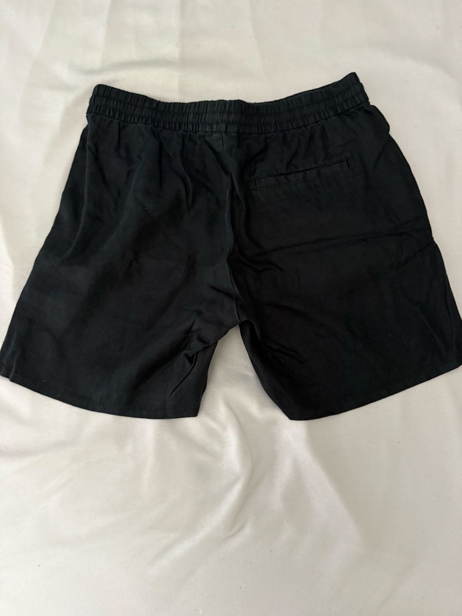 Weekday Pantaloni: Schwarze Weekday Shorts – Usato da Altstätten SG venduto da noa_cg9g 1
