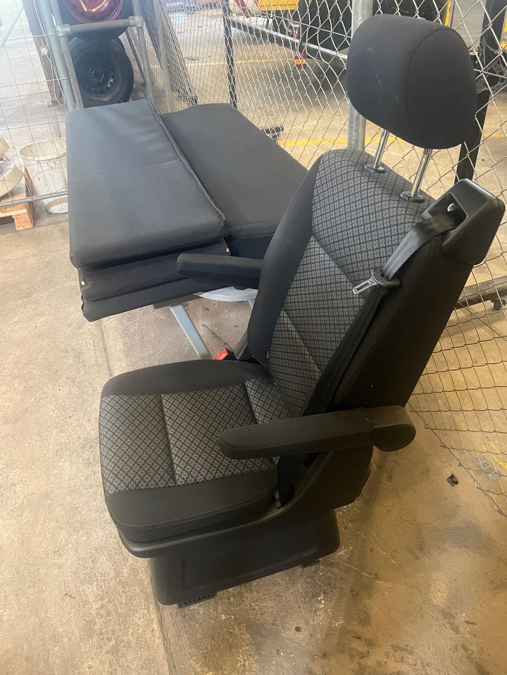 VW Autres accessoires p. véhicule: VW T6 drehbarer Einzel-Zusatzsitz – D'occasion à Ostermundigen par CelineF.