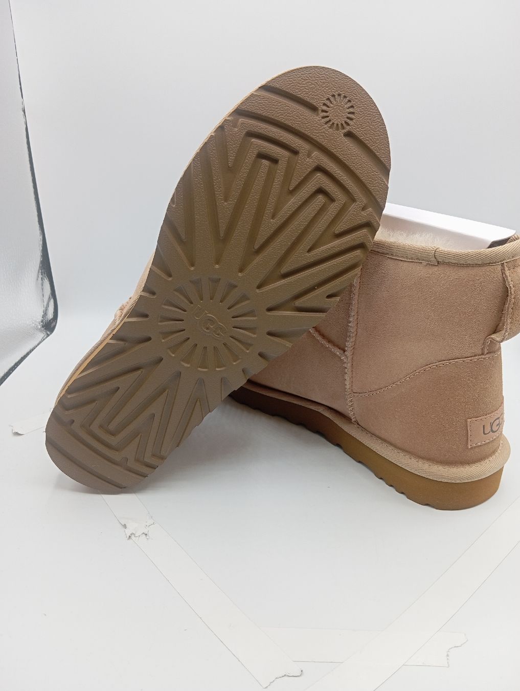 Ugg Scarpe da donna: UGG Classic Mini II - Sand (EU41) – Nuovo e nell'imballaggio originale da Schaffhausen venduto da outlez 6
