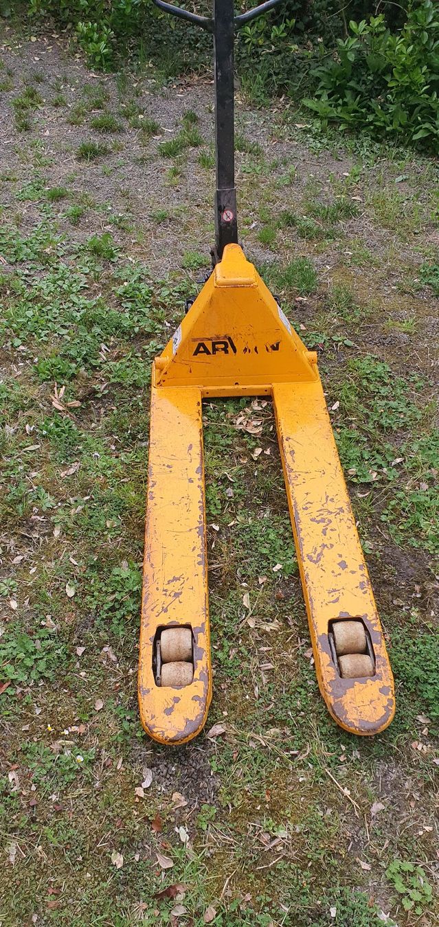 Carrelli elevatori e a forche: Transpalette manuel robuste, capacité 2500kg, idéal! – Usato da Monthey venduto da PJ1978