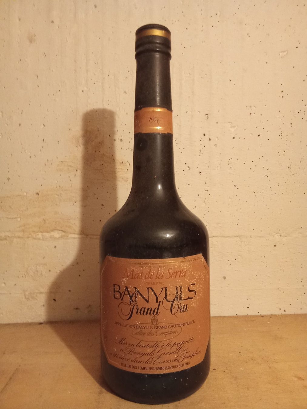 Vino: CELLIER DES TEMPLIERS - BANYULS "MAS DE LA SERRA" 1976 – Nuovo e nell'imballaggio originale da Bilten venduto da Bora3