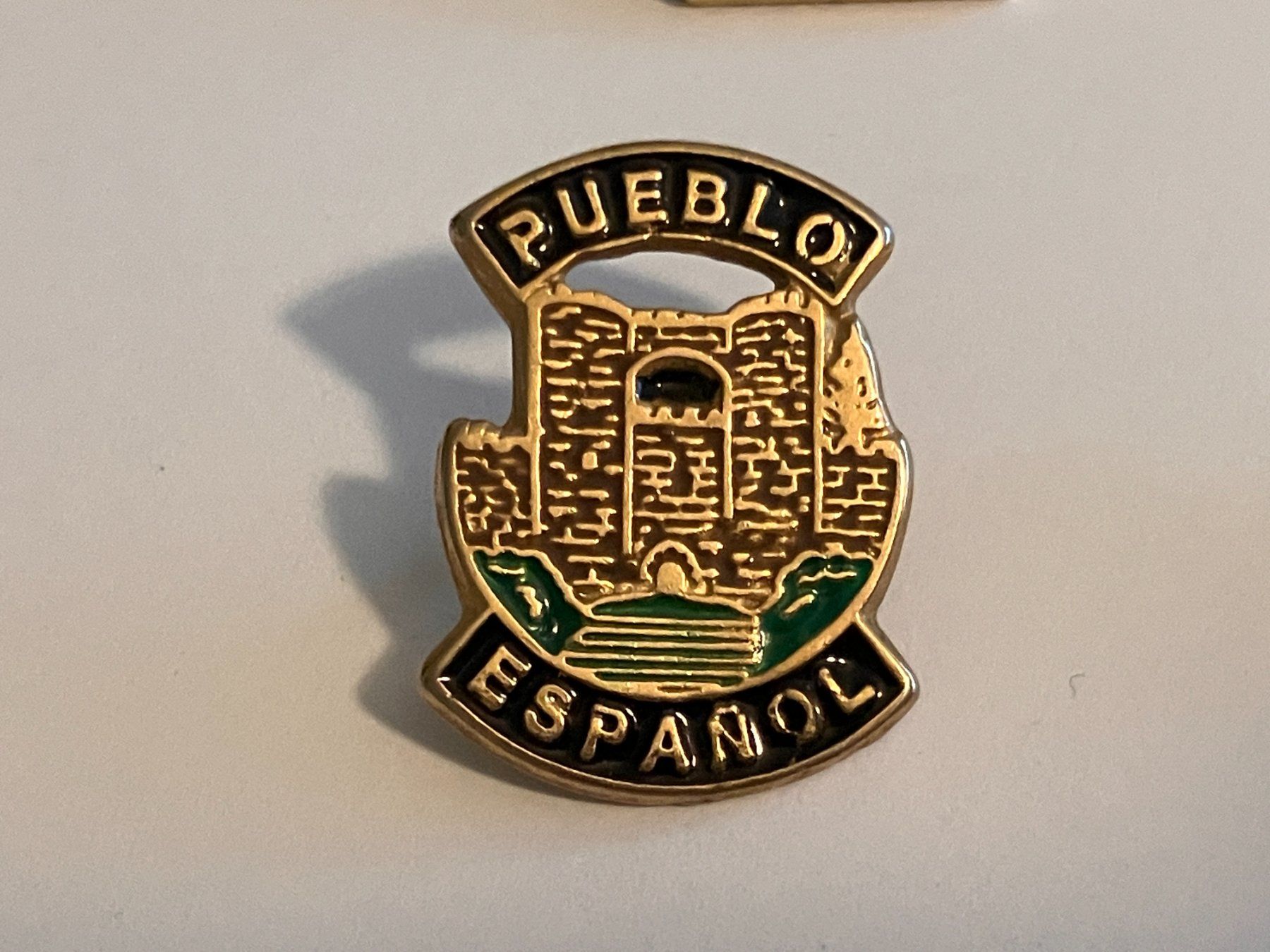 Placchette & Badge: 1 Pin Pueblo Espanol – Usato da Basel venduto da djwwpp