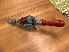 Handbohrer mit Holzgriffen blau mechanisch Neuwertig Antik