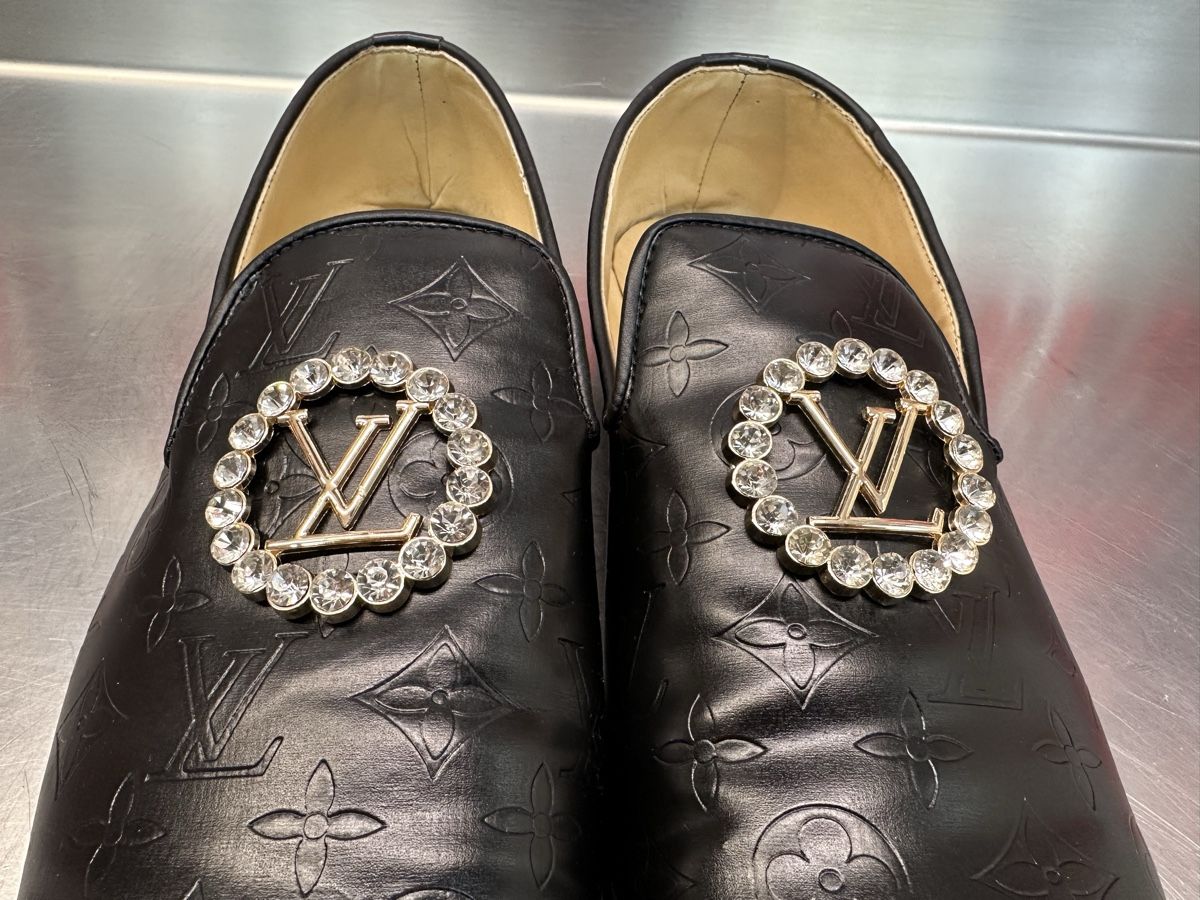 Louis Vuitton Chaussures hommes: Louis Vuitton schwarz mit Schmuckstein – D'occasion à Schwende par weesli 7