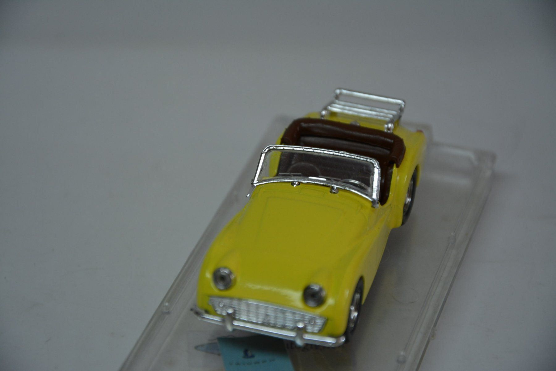 Triumph Modellini d'auto: Triumph TR3A 1958-61, Retro Vitese  1:43 – Nuovo e nell'imballaggio originale da Goldach venduto da Feivel9 2