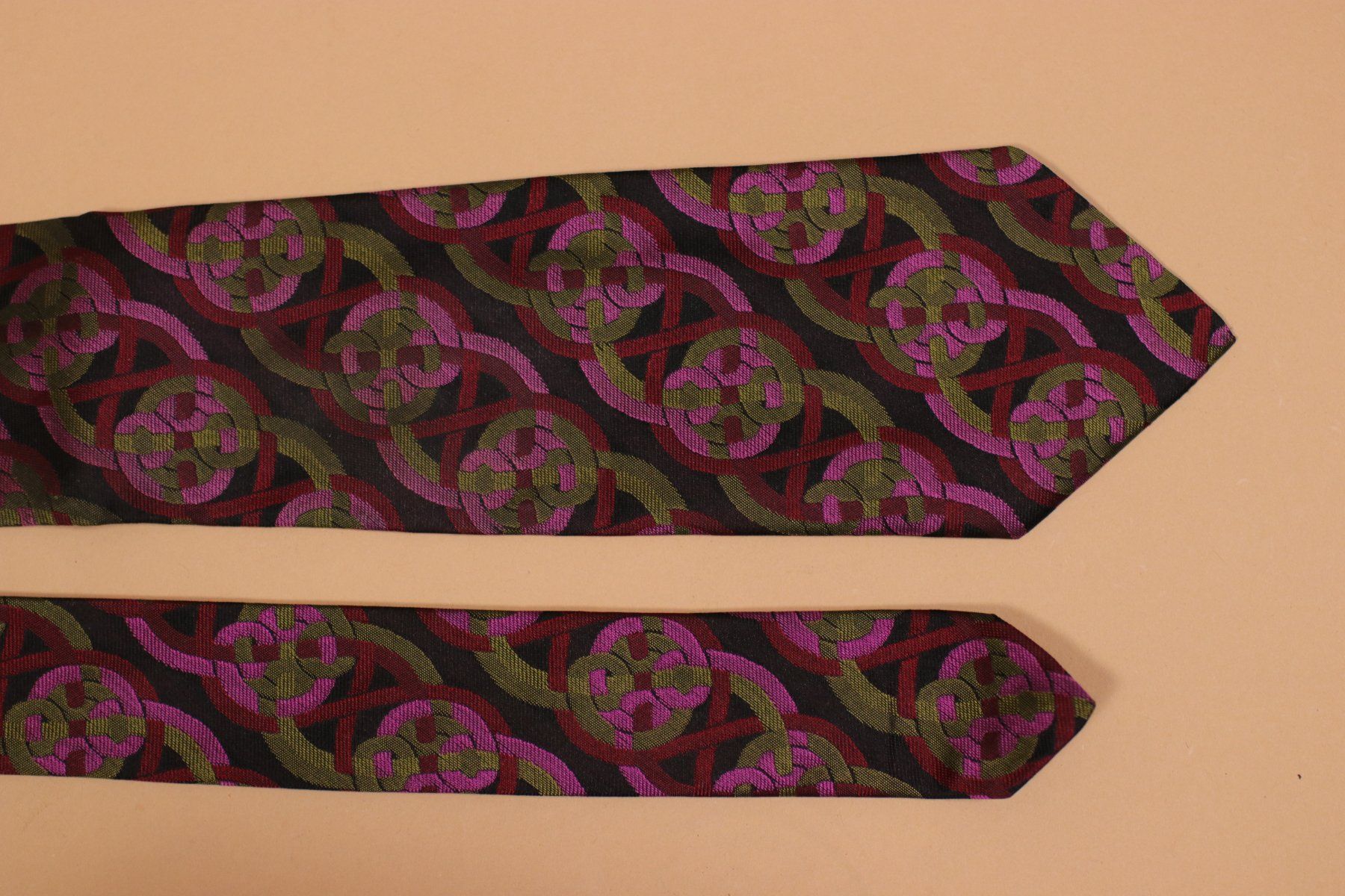 Fabric Frontline Cravatte: FABRIC Frontline Zurich Silk Tie – Usato da Hombrechtikon venduto da BAZ-Vintage