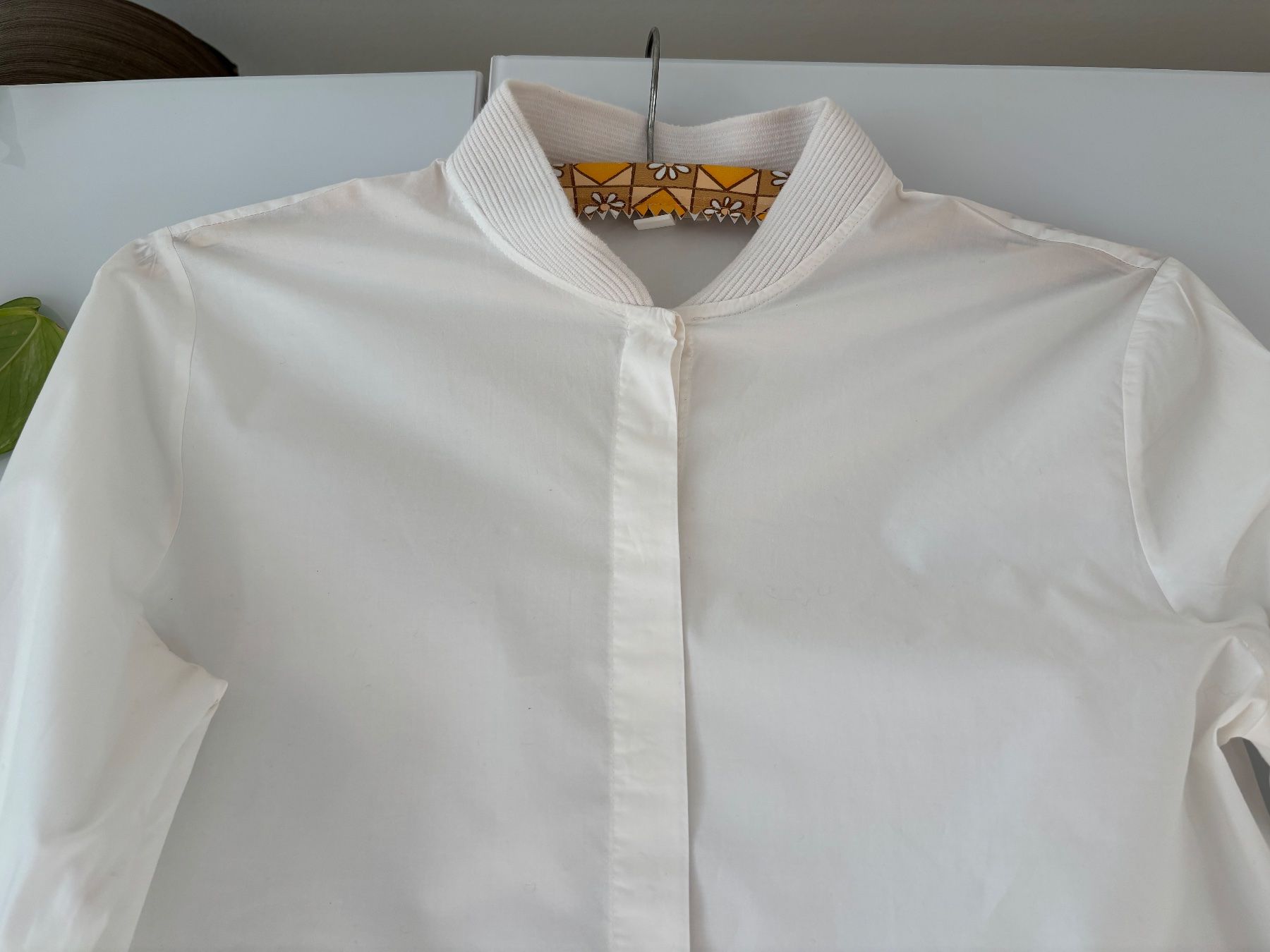 Cos Blusen: COS weisse Bluse mit verdeckter Knopfleiste Gr. 36 – Gebraucht aus Zürich von missmodernage 1