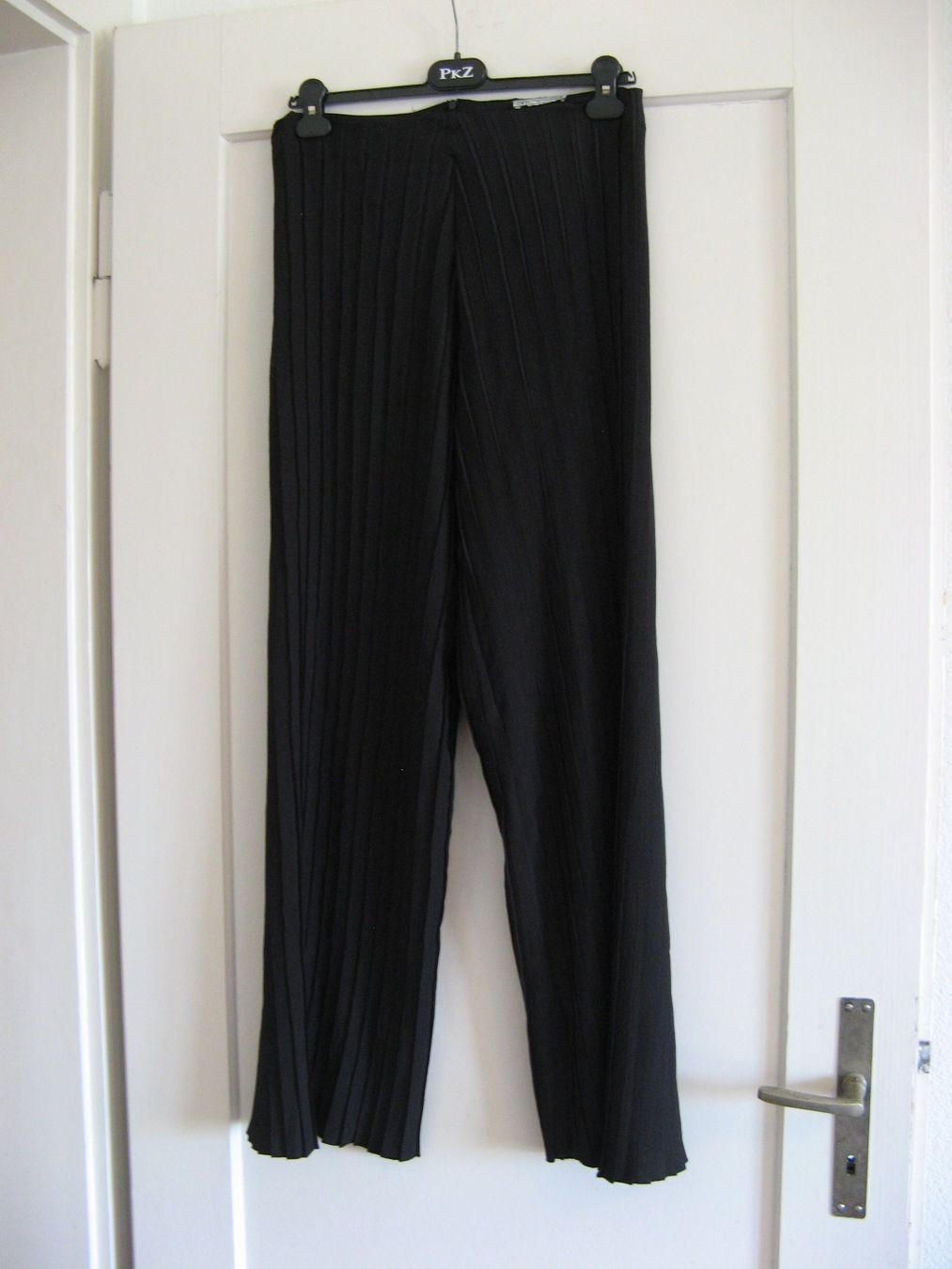 Zara Pantaloni: schwarze Falten Hose Gr. M Zara – Usato da Zürich venduto da apil