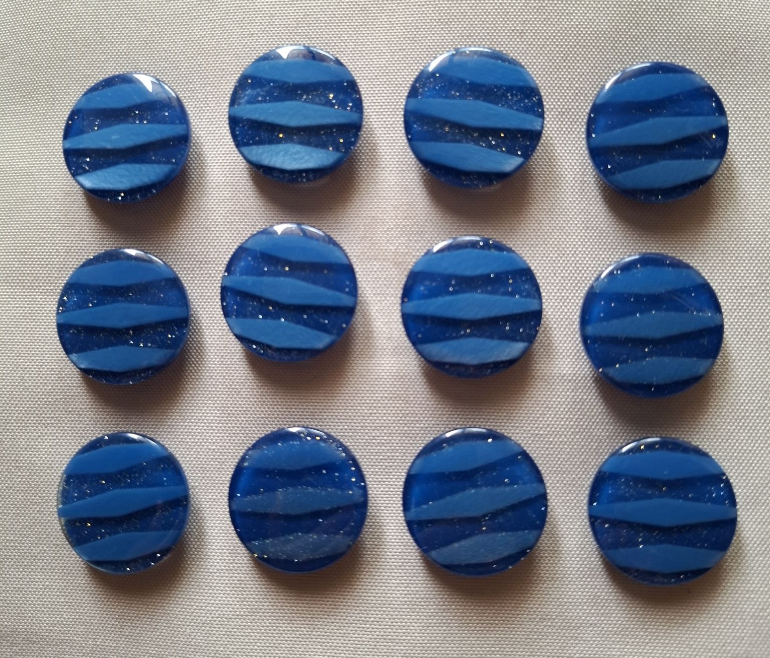 Boutons: 12 Knöpfe blau mit Glitzer, 22 mm. – D'occasion à Dietikon par Hirschkopf
