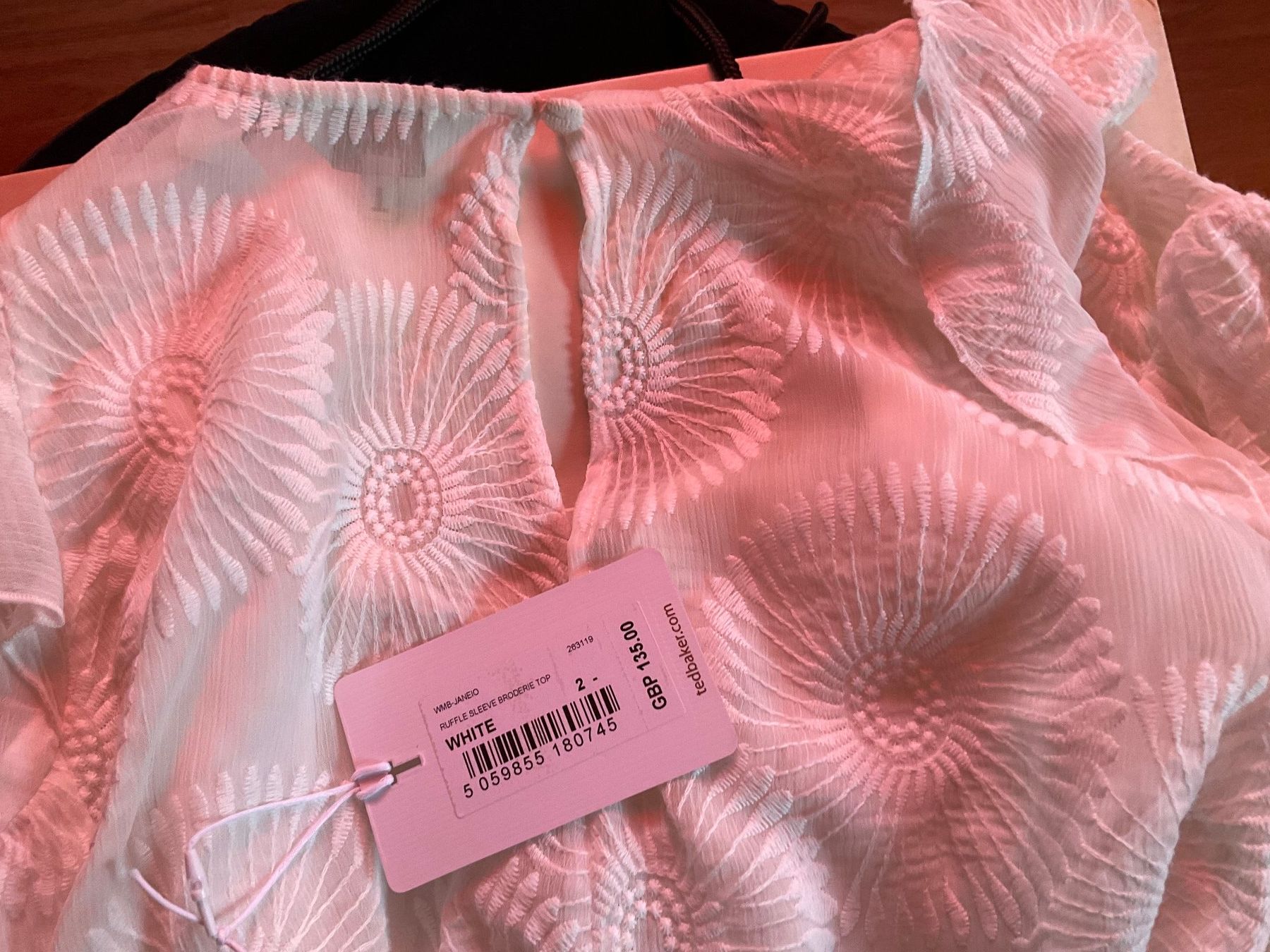 Ted Baker : Ted Baker Ruffle Sleeve Broderie Top Bluse – Usato da Wettingen venduto da Hbeluga 5