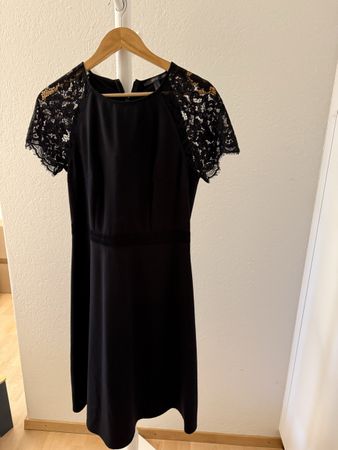 Schwarzes Kleid. Esprit