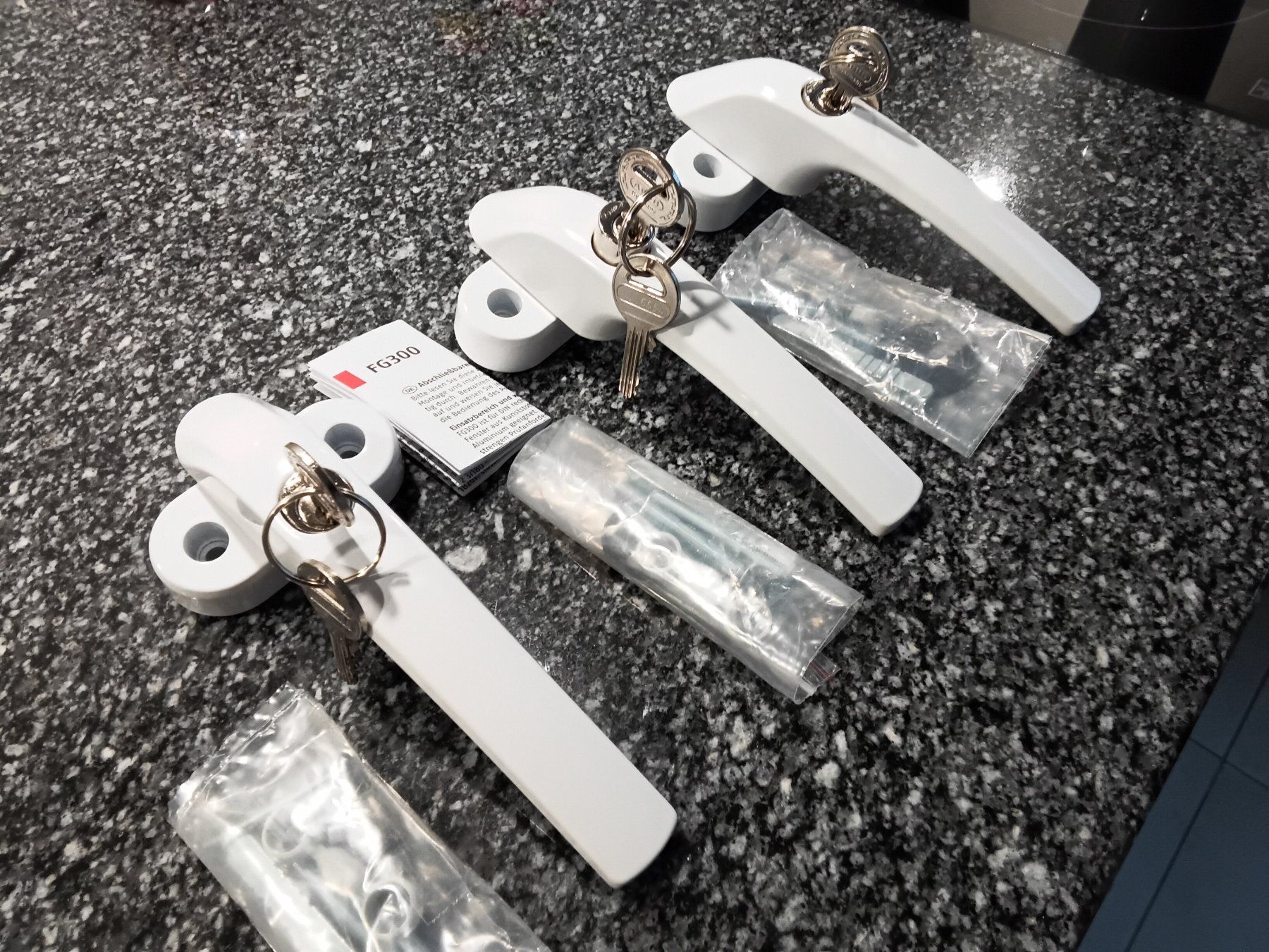 Ferramenta: 3er-Set Abus Fenstergriff GF300 weiss – Nuovo (secondo la descrizione) da Küsnacht ZH venduto da UrBaRo 1