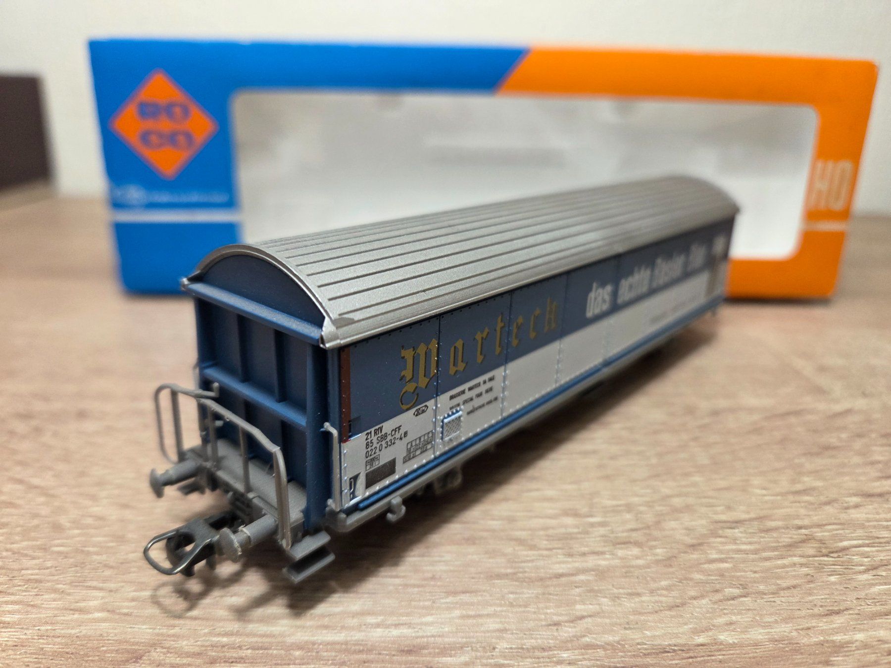 Roco Modellini di ferrovie: Roco 4340F Güterwagen Warteck SBB H0 – Usato da St-Aubin-Sauges venduto da Lo_Go 2