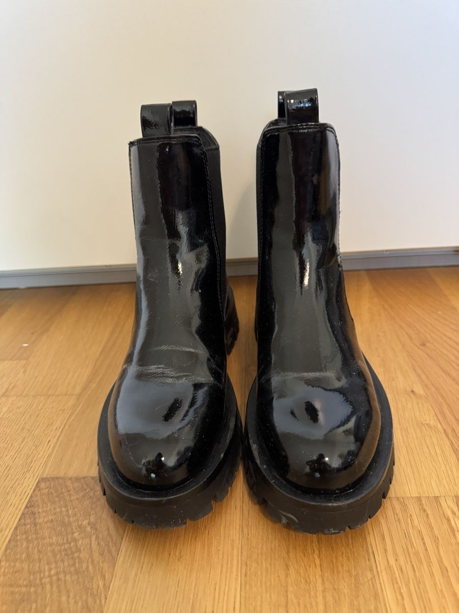 Scarpe da donna: Chelsea Boots Lackschwarz   – Usato da Beringen venduto da ste_bh8w