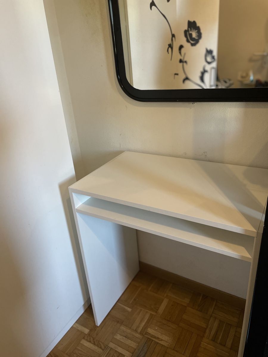 Bureaux: Kleiner moderner weißer Tisch – Neuf (Voir description) à Zürich par aym_ls25 1