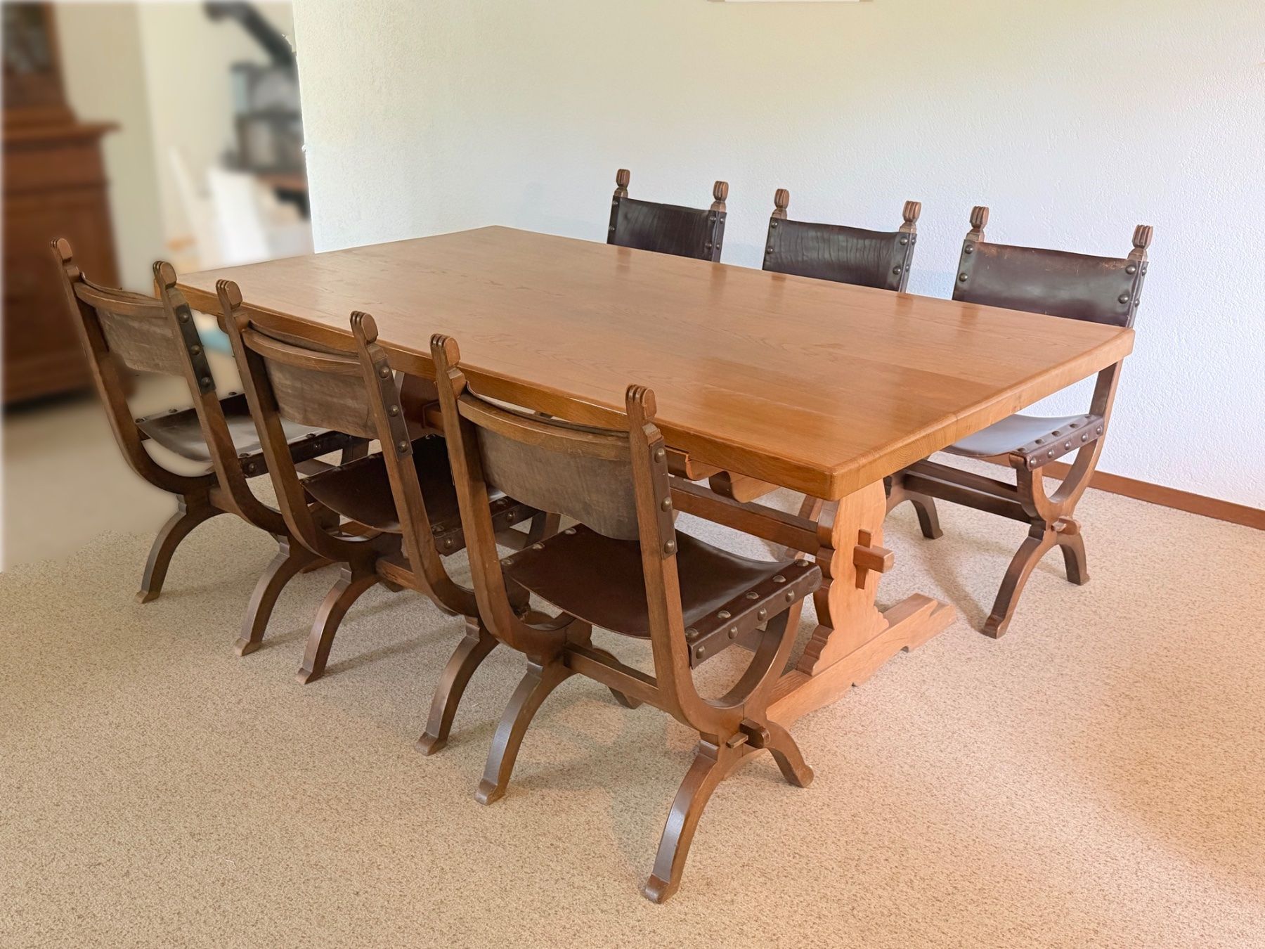 Tables: Rustikaler Tisch aus massivem Eichenholz mit 6 Lederstühlen – D'occasion à Berg SG par iBo77