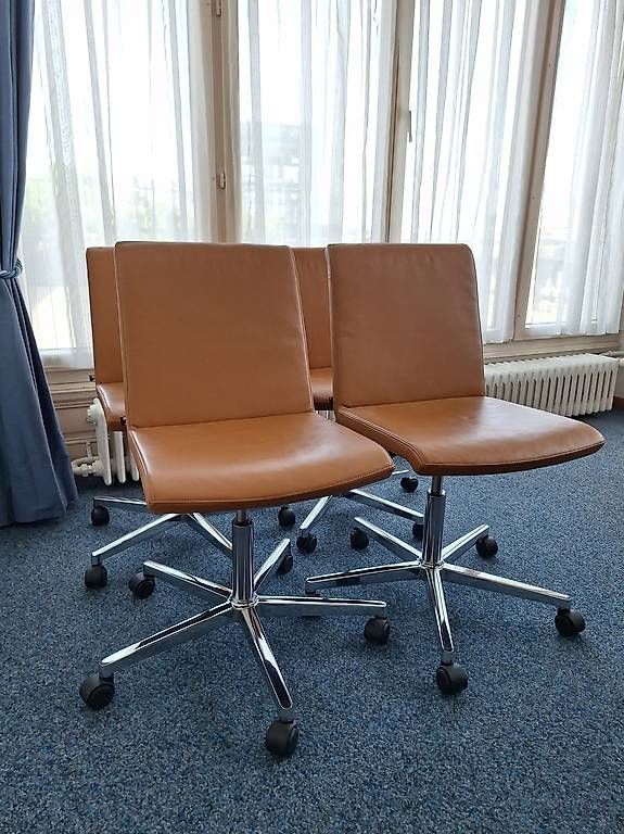 Set di tavolo e panche: Table ronde et ses 4 chaises de bureau/ conférence – Usato da lausanne venduto da andre_rcht 4