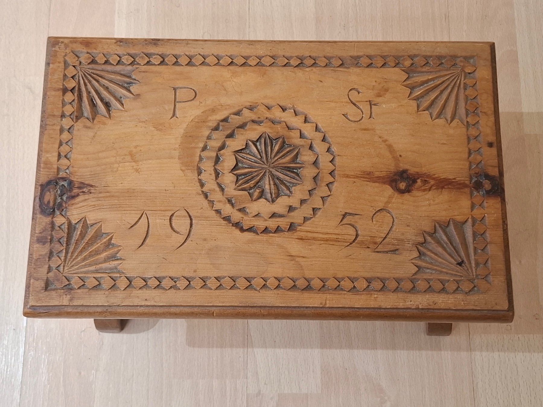 Sgabelli: Vintage handgeschnitzter alpiner Schweizer Holzhocker 1952 – Usato da Zürich venduto da bruzolda 7