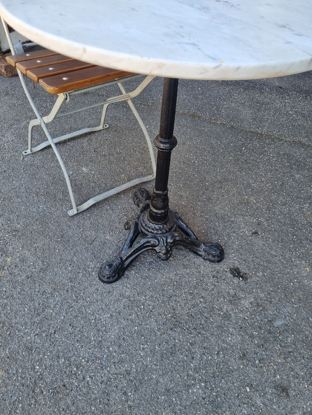 Set di tavolo e panche: Marmor Bistrotisch mit Biergartenstuhl – Usato da Grellingen venduto da Swissmeen 3