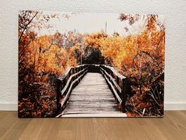 Bild einer Holzbrücke in der Natur