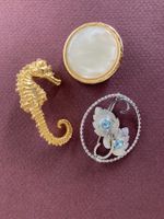 MODESCHMUCK  2 BROSCHEN   1 FOULARDHALTER  VINTAGE