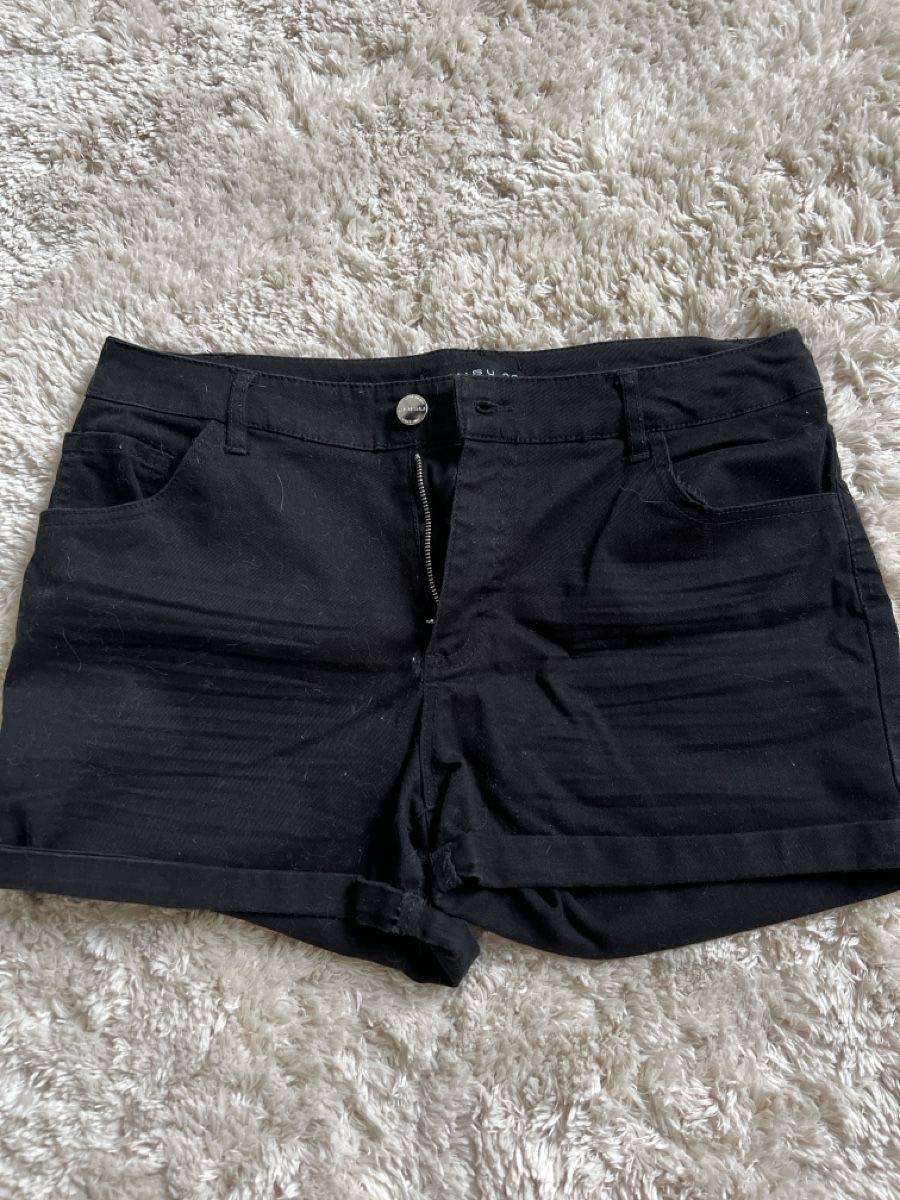 Pantaloni: hotpants – Usato da Sumiswald venduto da leo_td9p