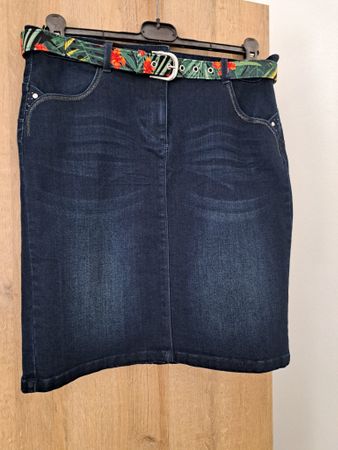 Jupe en jean bleu foncé avec ceinture T 38/40 neuve