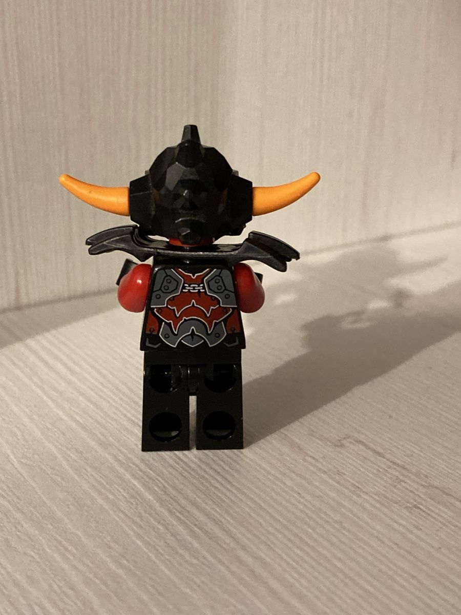 Lego Spielzeuge: LEGO Nexo Knights "Ash Attacker" mit orangefarbenen Hörnern – Gebraucht aus Schafisheim von mic_79dx 1