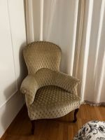 Poltrona damascata color oro con piedini in legno
