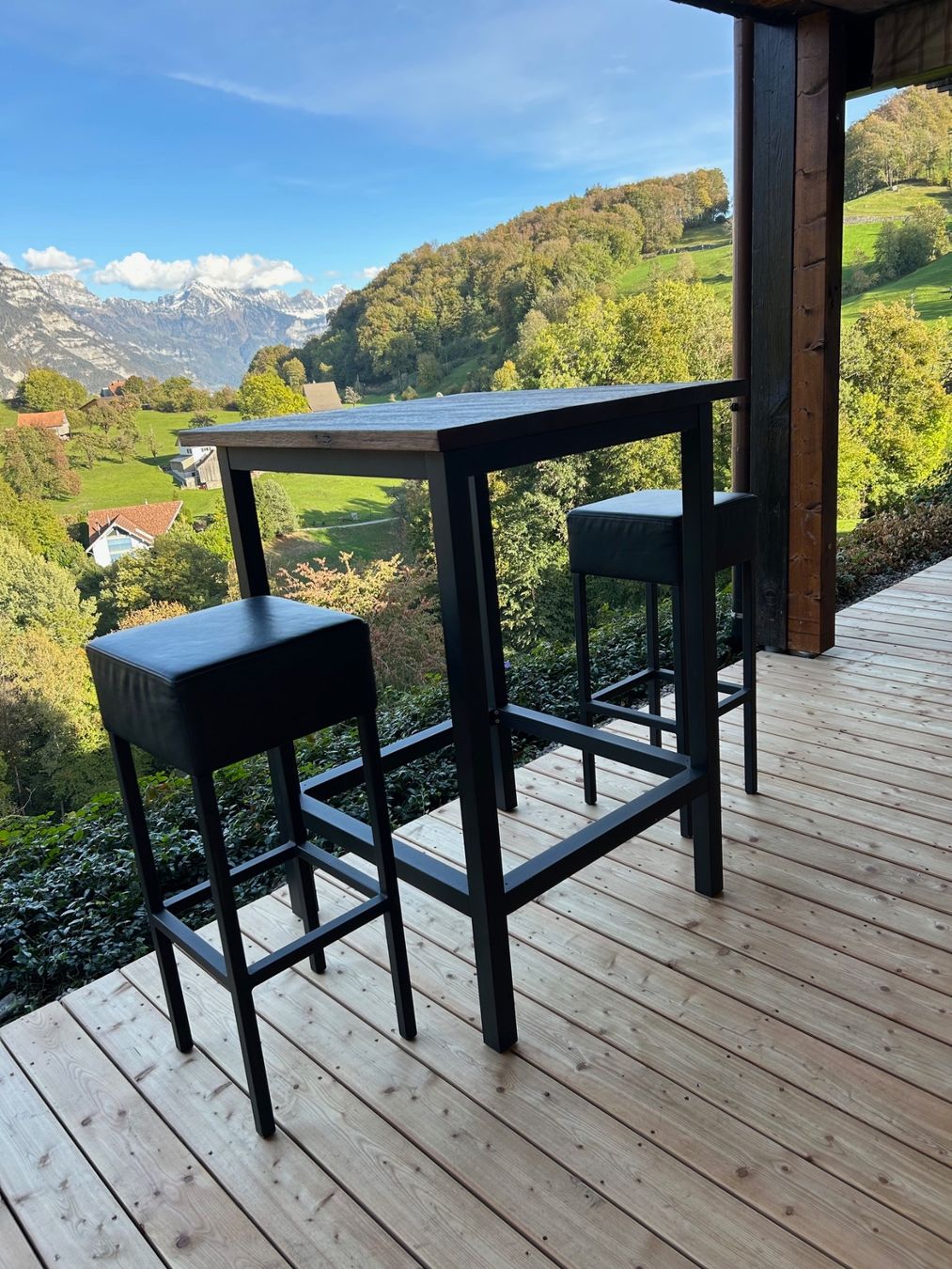 Set tavolo e sedie: Terrasenhochtisch mit 2 Lederhocker – Usato da Filzbach venduto da wei_c9m6 3
