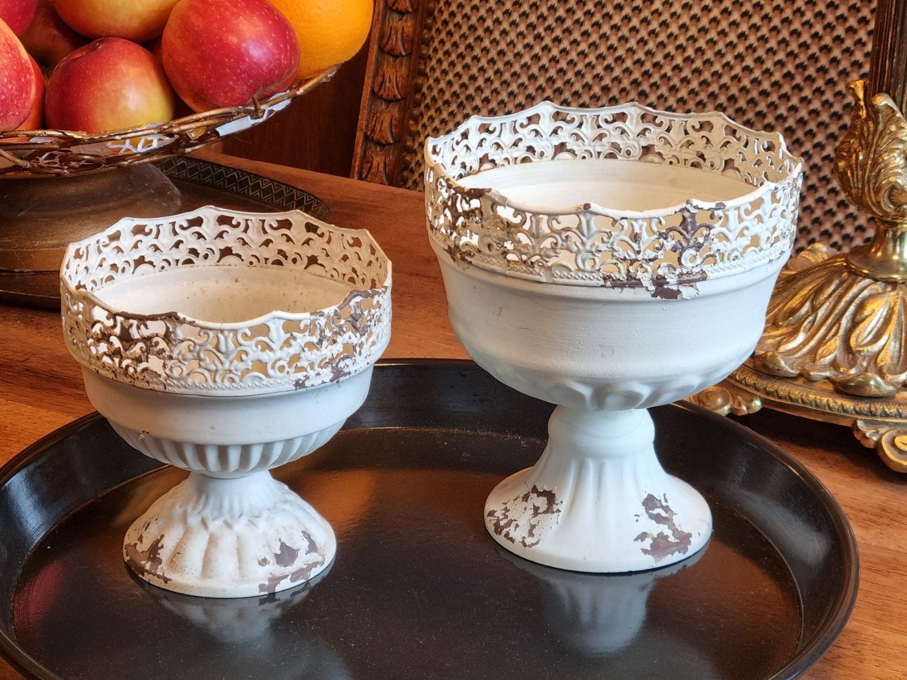 Blumentöpfe: 2 Cachepots auf Fuss Antikstil Shabby Chic – Gebraucht aus Scharnachtal von devin03 2