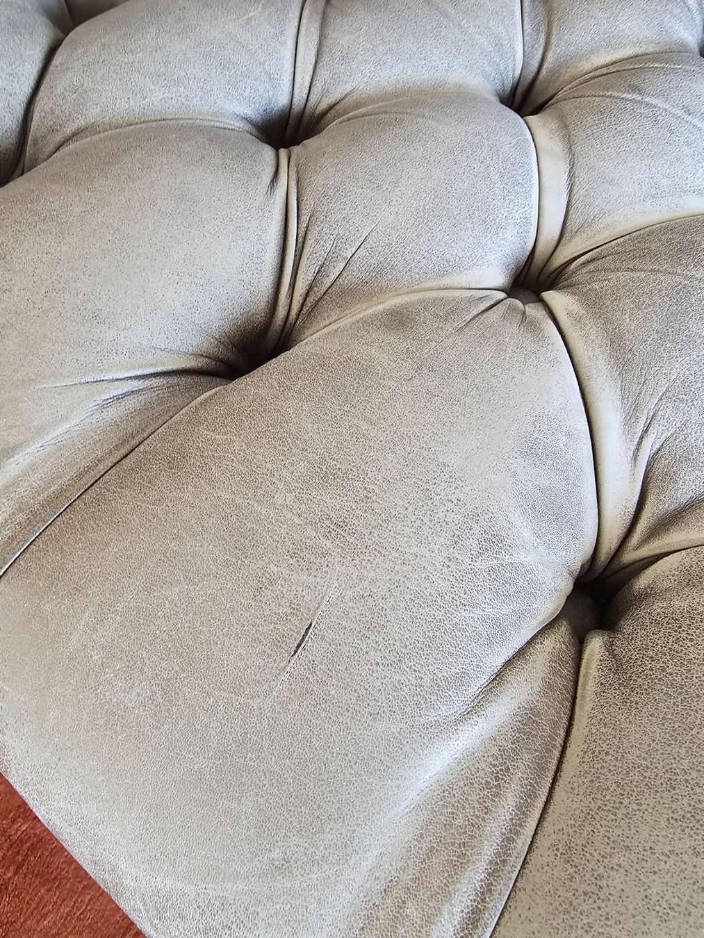 Chesterfield Sofas: Grosses Chesterfield Leder-Sofa, original aus England – Gebraucht aus Luzern von schmuelos 3