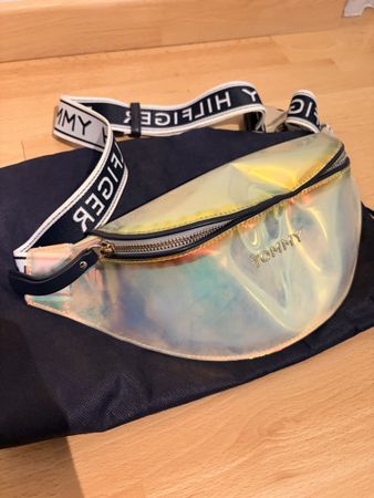 Tommy Hilfiger Bauchtasche in holografischer Optik